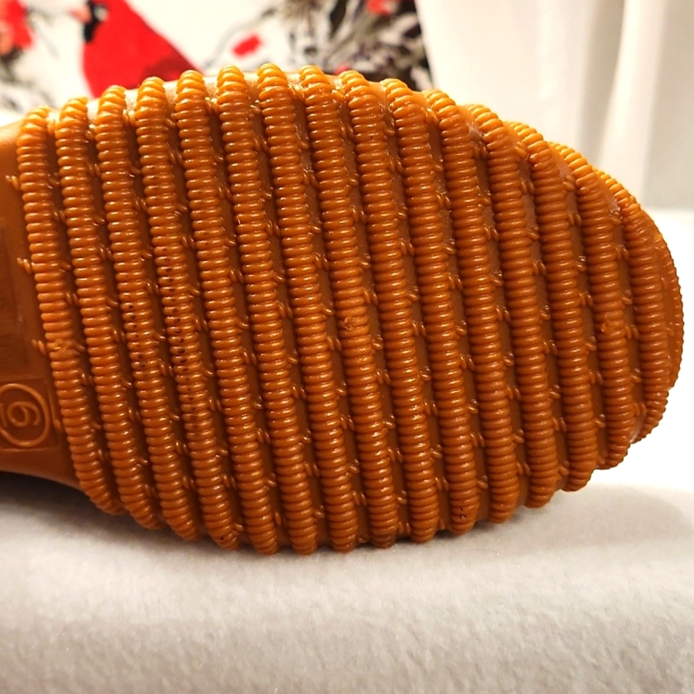 MAX MUXUM WOMANS NEW ASSORTED SIZES LEOPARD & BEIGE DUCK BOOTS. FINAL PRICE - Picture 8 of 9